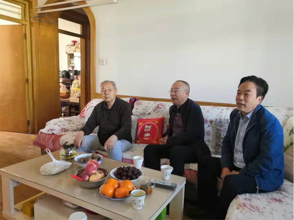 集團(tuán)領(lǐng)導(dǎo)重陽節(jié)走訪看望離退休老干部(圖1) 集團(tuán)領(lǐng)導(dǎo)重陽節(jié)走訪看望離退休老干部(圖1)