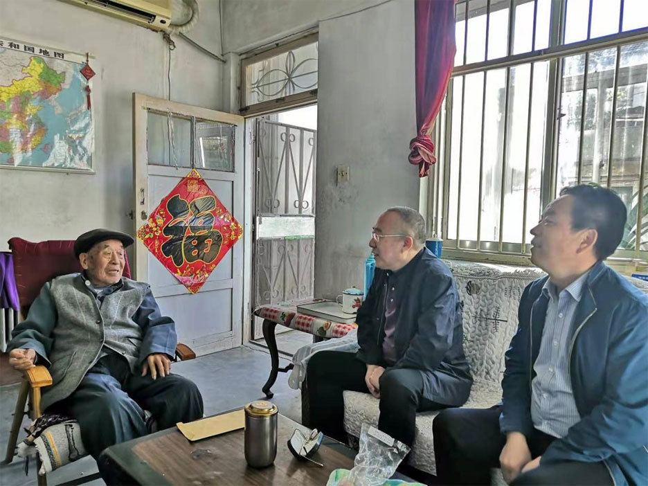 集團(tuán)領(lǐng)導(dǎo)重陽節(jié)走訪看望離退休老干部(圖2) 集團(tuán)領(lǐng)導(dǎo)重陽節(jié)走訪看望離退休老干部(圖2)