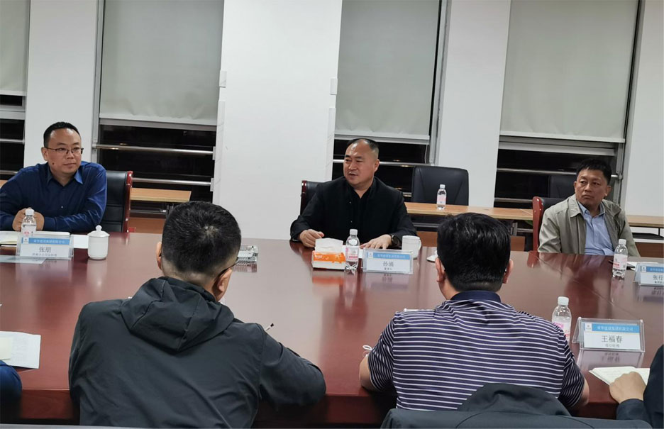 孫涌董事長(zhǎng)蒞臨濟(jì)南分公司視察指導(dǎo)工作10月13日,集團(tuán)公司董事長(zhǎng)孫涌蒞臨濟(jì)南分公司視察指導(dǎo)工作,副總裁兼總工程師張行良陪同視察。 13日下午,孫涌董事長(zhǎng)來到濟(jì)南分公司駐地,與濟(jì)南分公司總經(jīng)理張朋、項(xiàng)目(圖1) 孫涌董事長(zhǎng)蒞臨濟(jì)南分公司視察指導(dǎo)工作10月13日,集團(tuán)公司董事長(zhǎng)孫涌蒞臨濟(jì)南分公司視察指導(dǎo)工作,副總裁兼總工程師張行良陪同視察。 13日下午,孫涌董事長(zhǎng)來到濟(jì)南分公司駐地,與濟(jì)南分公司總經(jīng)理張朋、項(xiàng)目(圖1)