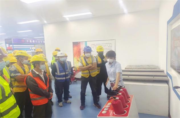 青島自貿(mào)片區(qū)?中德生態(tài)園建筑工人全員體驗式安全教育培訓(xùn)在榮華(青島)建科“省級建筑施工安全和裝配式施工體驗式教育基地”體驗館內(nèi)正式啟動(圖7) 青島自貿(mào)片區(qū)?中德生態(tài)園建筑工人全員體驗式安全教育培訓(xùn)在榮華(青島)建科“省級建筑施工安全和裝配式施工體驗式教育基地”體驗館內(nèi)正式啟動(圖7)