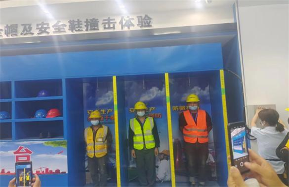 青島自貿(mào)片區(qū)?中德生態(tài)園建筑工人全員體驗式安全教育培訓(xùn)在榮華(青島)建科“省級建筑施工安全和裝配式施工體驗式教育基地”體驗館內(nèi)正式啟動(圖8) 青島自貿(mào)片區(qū)?中德生態(tài)園建筑工人全員體驗式安全教育培訓(xùn)在榮華(青島)建科“省級建筑施工安全和裝配式施工體驗式教育基地”體驗館內(nèi)正式啟動(圖8)