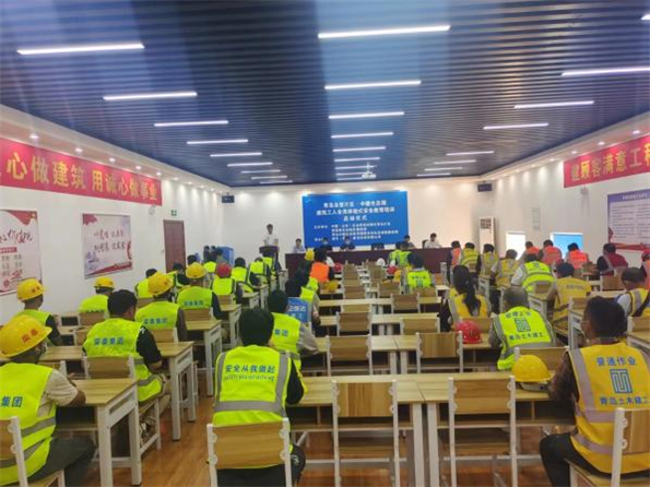 青島自貿(mào)片區(qū)?中德生態(tài)園建筑工人全員體驗式安全教育培訓(xùn)在榮華(青島)建科“省級建筑施工安全和裝配式施工體驗式教育基地”體驗館內(nèi)正式啟動(圖2) 青島自貿(mào)片區(qū)?中德生態(tài)園建筑工人全員體驗式安全教育培訓(xùn)在榮華(青島)建科“省級建筑施工安全和裝配式施工體驗式教育基地”體驗館內(nèi)正式啟動(圖2)